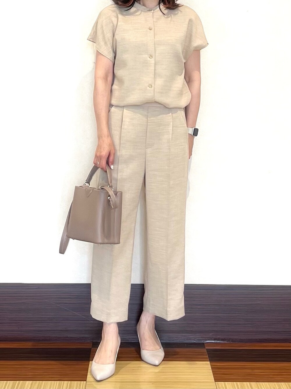 ベージュ系のシャツ/ブラウス、ベージュ系のその他パンツ、ベージュ系のショルダーバッグを着用したレディースの夏コーディネートの4枚目の写真