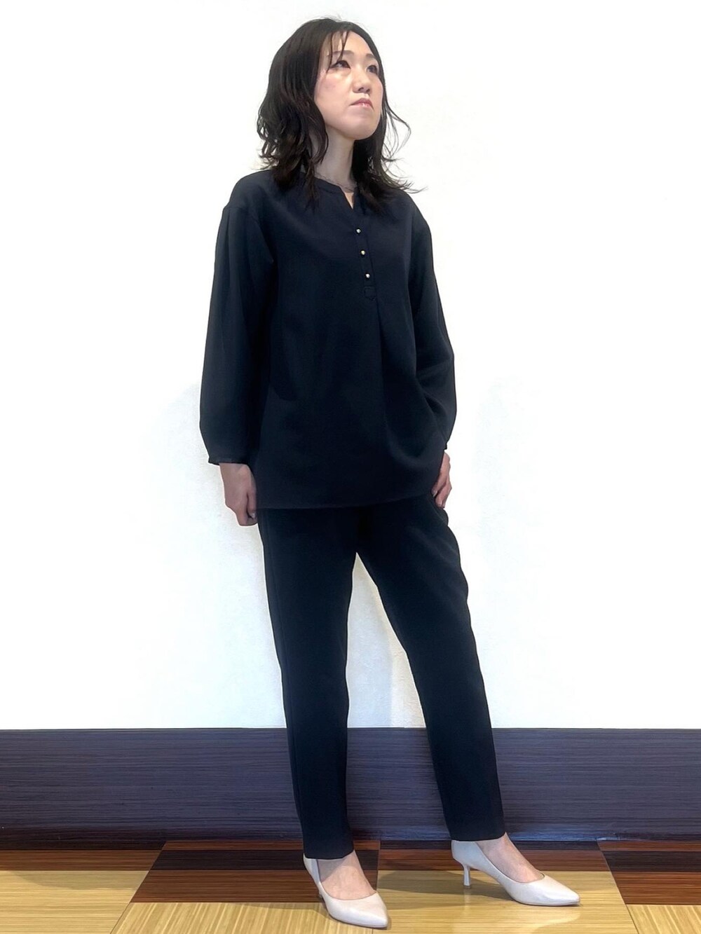 ブルー系のシャツ/ブラウス、ブルー系のその他パンツ、ベージュ系のパンプスを着用したレディースの冬コーディネートの4枚目の写真