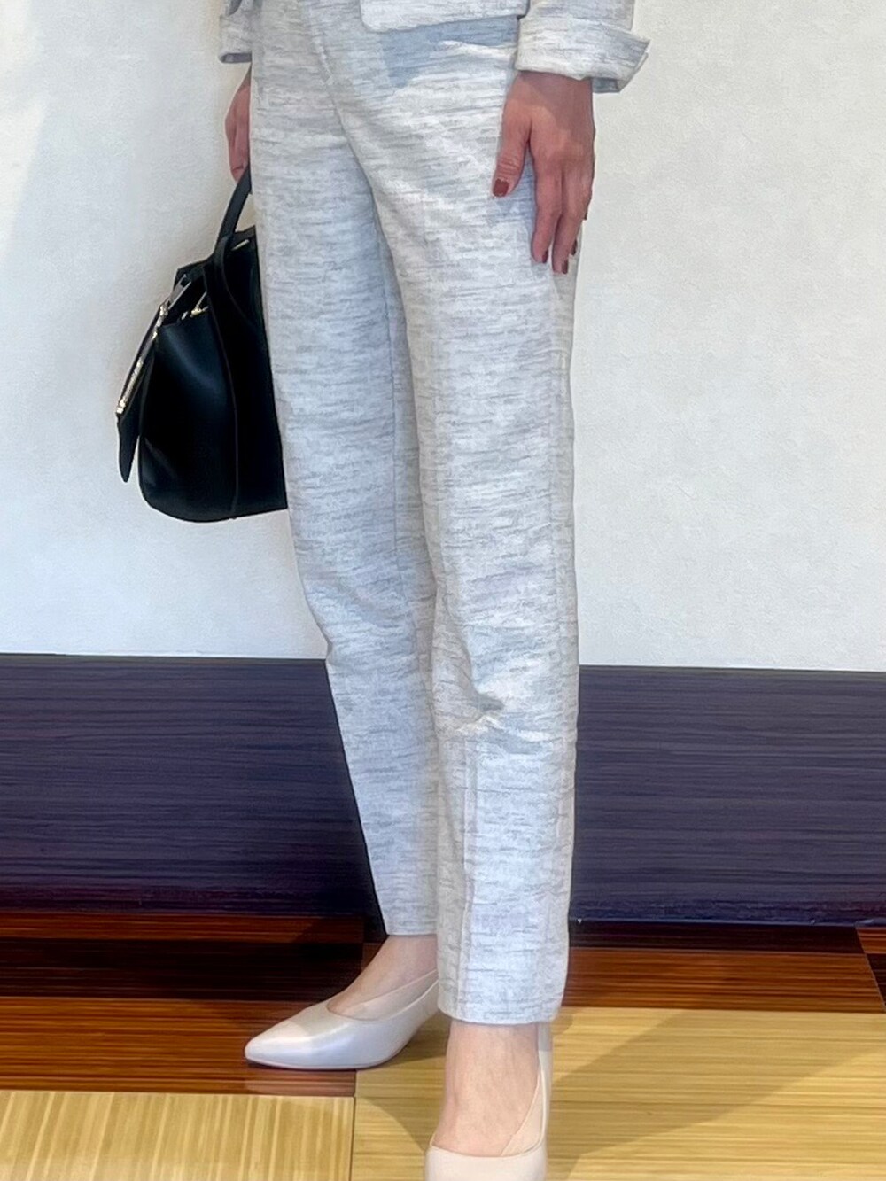 ブラック系のノーカラージャケット、ホワイト系のシャツ/ブラウス、ブラック系のその他パンツを着用したレディースの春コーディネートの5枚目の写真