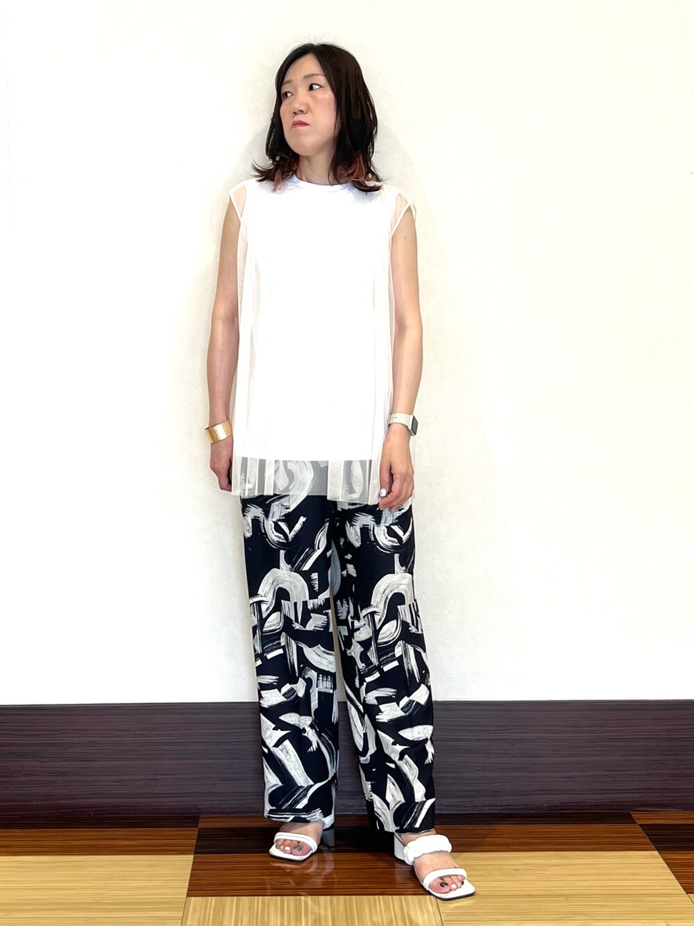 ホワイト系のTシャツ/カットソー、ブラック系のその他パンツ、ホワイト系のサンダルを着用したレディースの夏コーディネートの4枚目の写真