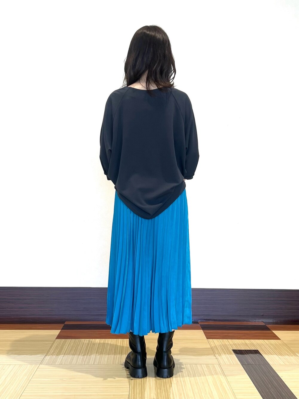 グレー系のTシャツ/カットソー、ブラック系のショルダーバッグ、ブルー系のスカートを着用したレディースの秋コーディネートの5枚目の写真