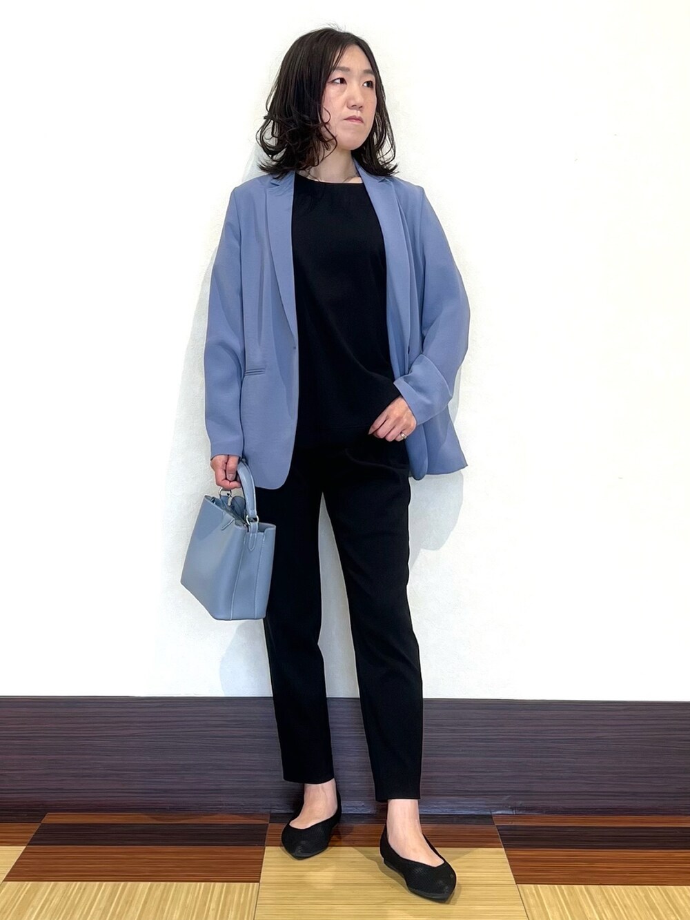 ブルー系のシャツ/ブラウス、ブルー系のその他パンツ、ブルー系のショルダーバッグを着用したレディースの春コーディネートの2枚目の写真