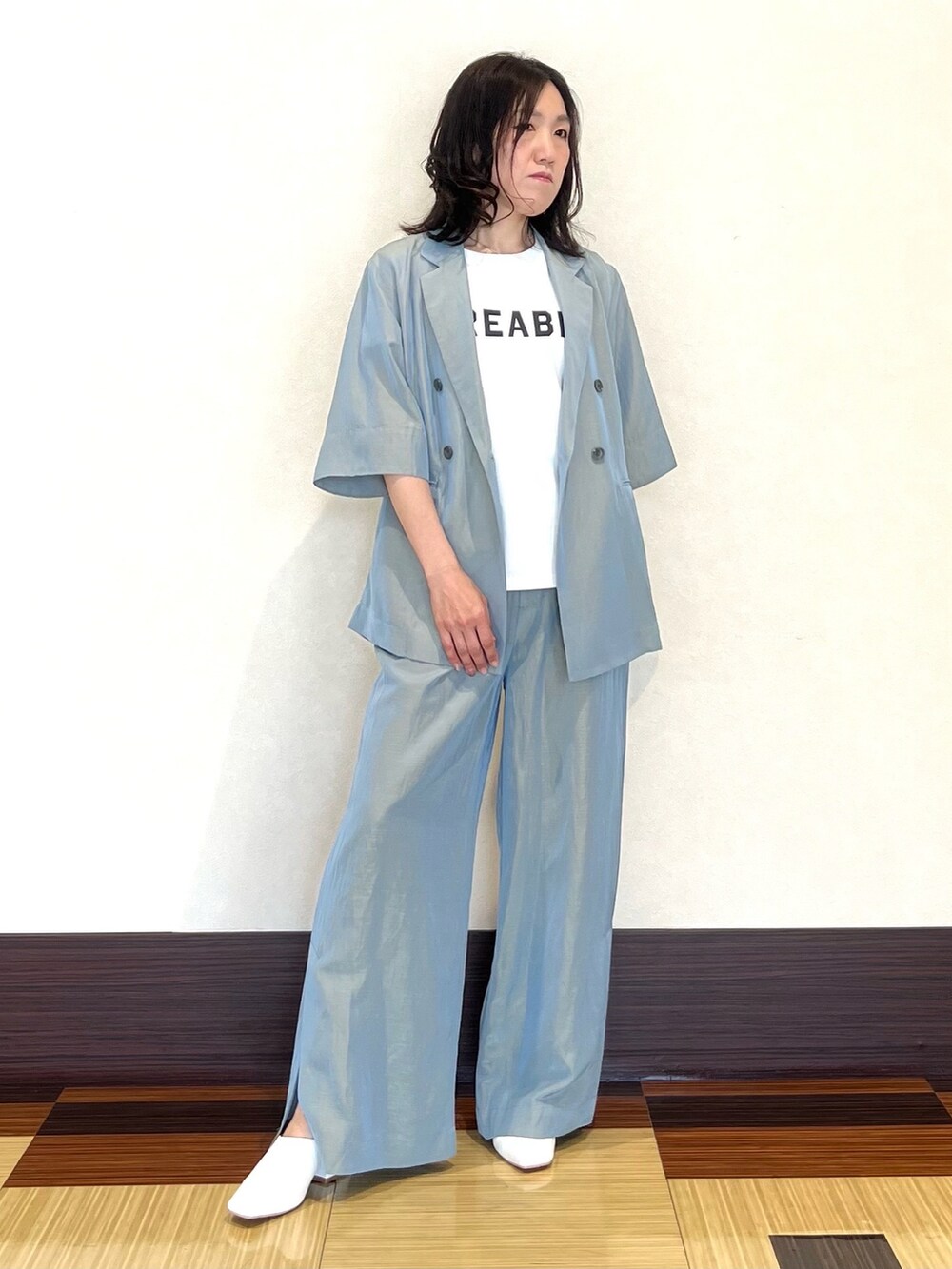 ブルー系のテーラードジャケット、ホワイト系のTシャツ/カットソー、ブルー系のその他パンツを着用したレディースの春コーディネートの4枚目の写真