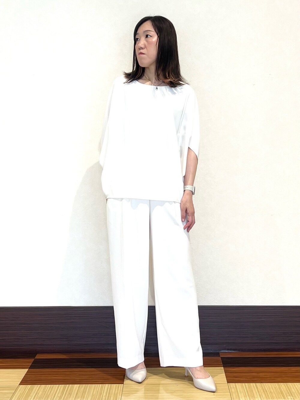 ホワイト系のシャツ/ブラウス、ホワイト系のその他パンツ、ホワイト系のショルダーバッグを着用したレディースの夏コーディネートの4枚目の写真