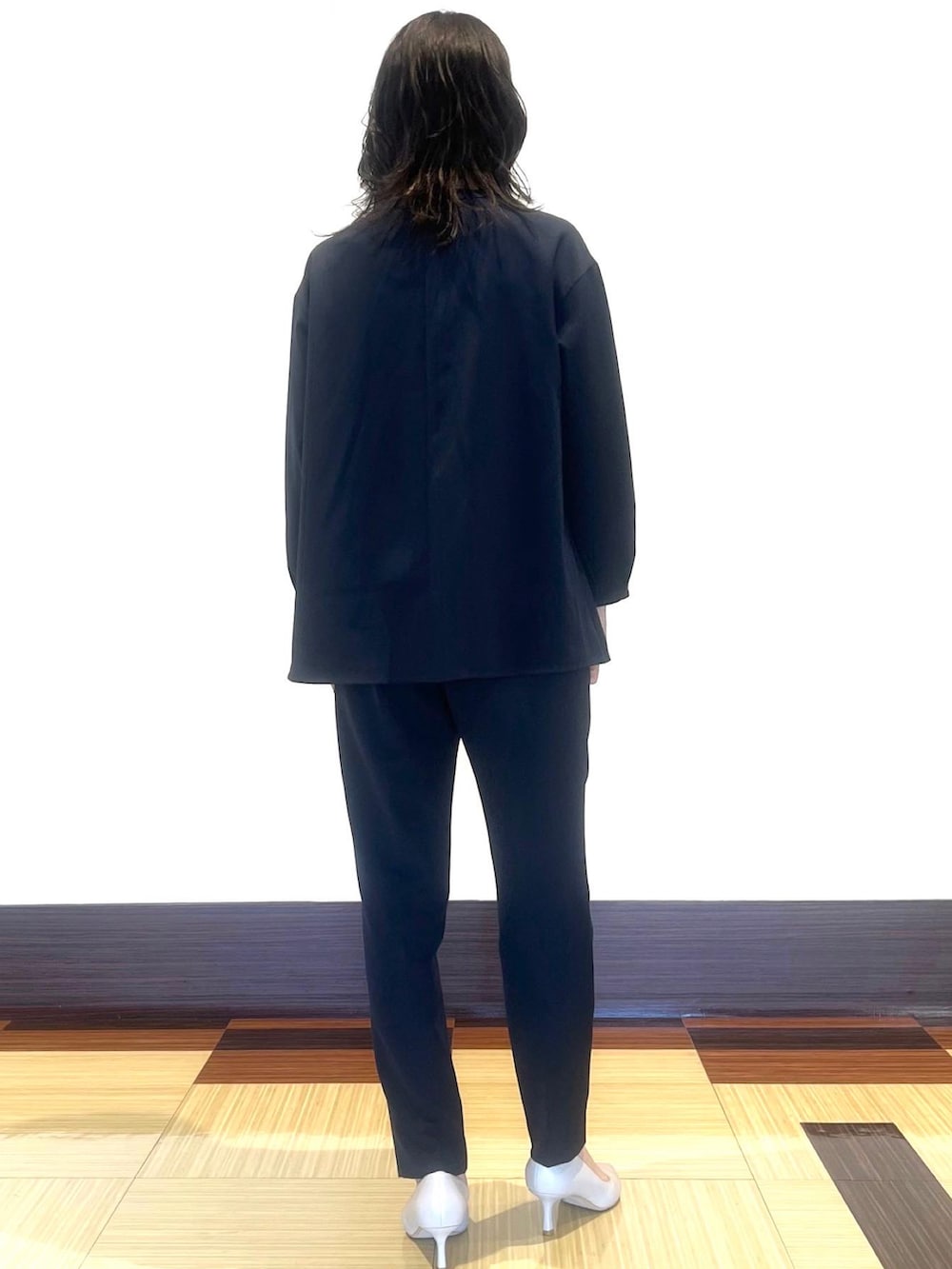 ブルー系のシャツ/ブラウス、ブルー系のその他パンツ、ベージュ系のパンプスを着用したレディースの冬コーディネートの5枚目の写真