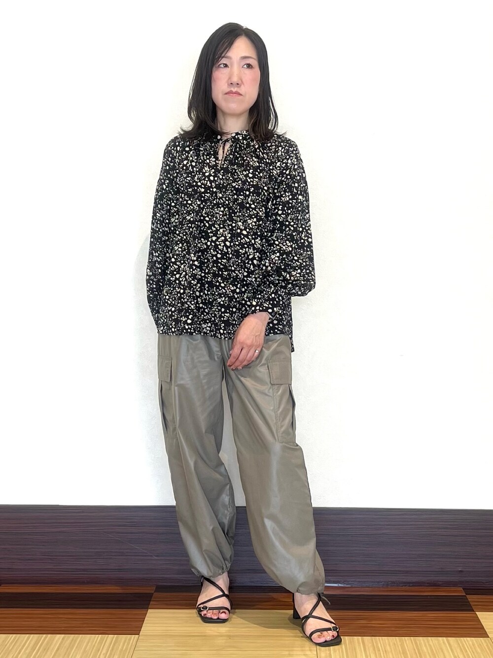 ブラック系のシャツ/ブラウス、グリーン系のその他パンツ、ブラック系のサンダルを着用したレディースの秋コーディネートの2枚目の写真