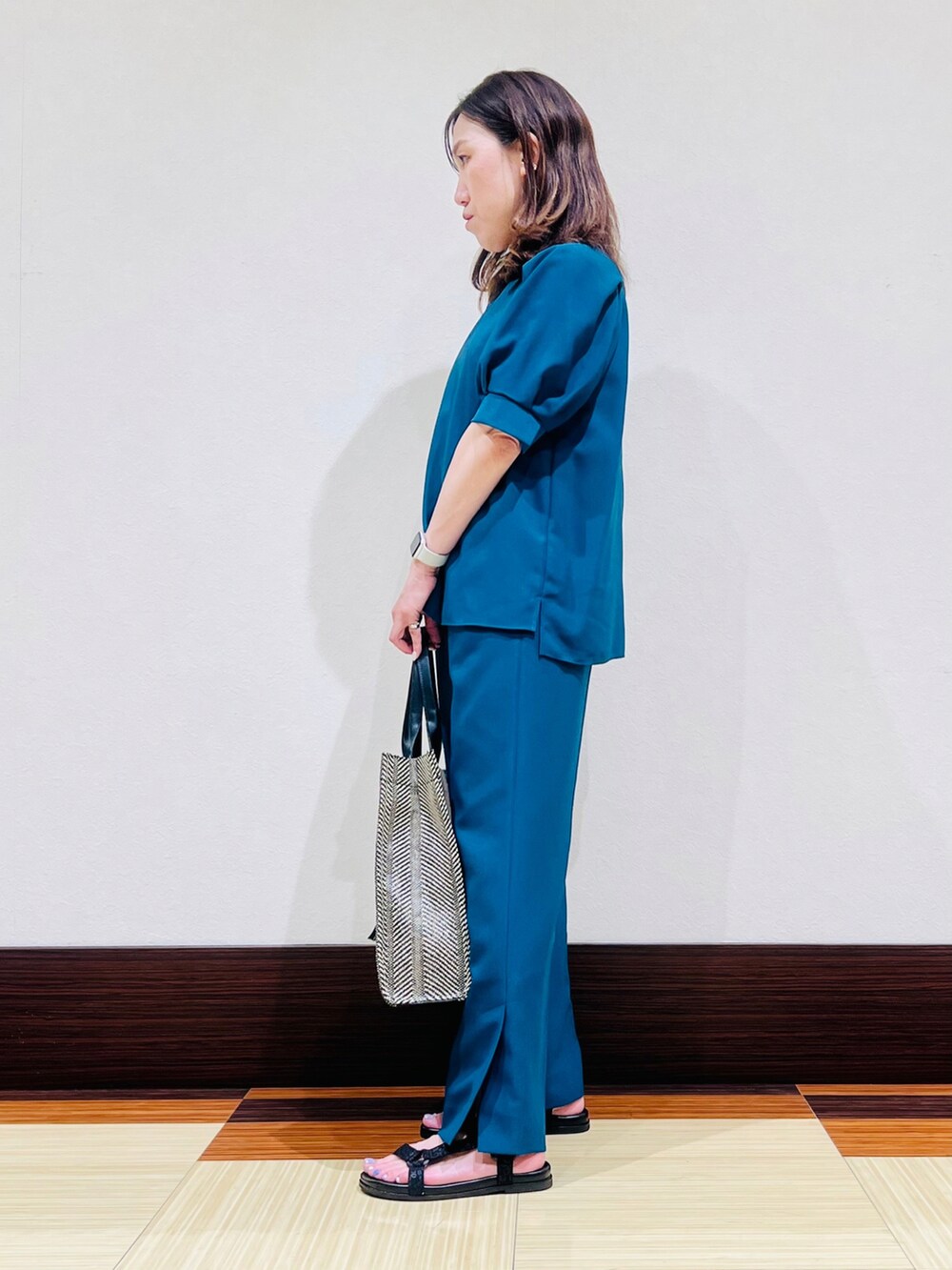 グリーン系のTシャツ/カットソー、グリーン系のその他パンツ、ブラック系のサンダルを着用したレディースの夏コーディネートの5枚目の写真