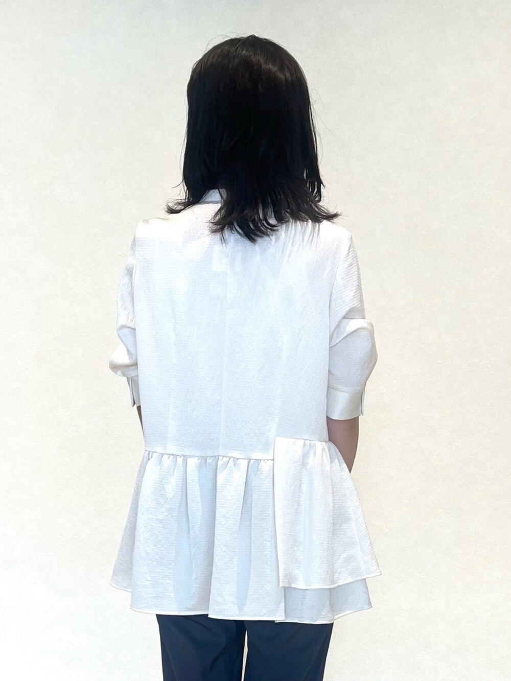 ホワイト系のシャツ/ブラウス、ブルー系のその他パンツ、ホワイト系のサンダルを着用したレディースの秋コーディネートの5枚目の写真