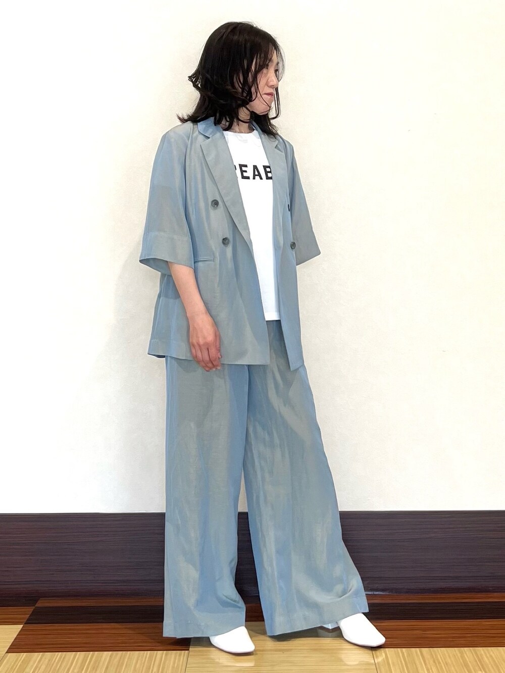 ブルー系のテーラードジャケット、ホワイト系のTシャツ/カットソー、ブルー系のその他パンツを着用したレディースの春コーディネートの3枚目の写真