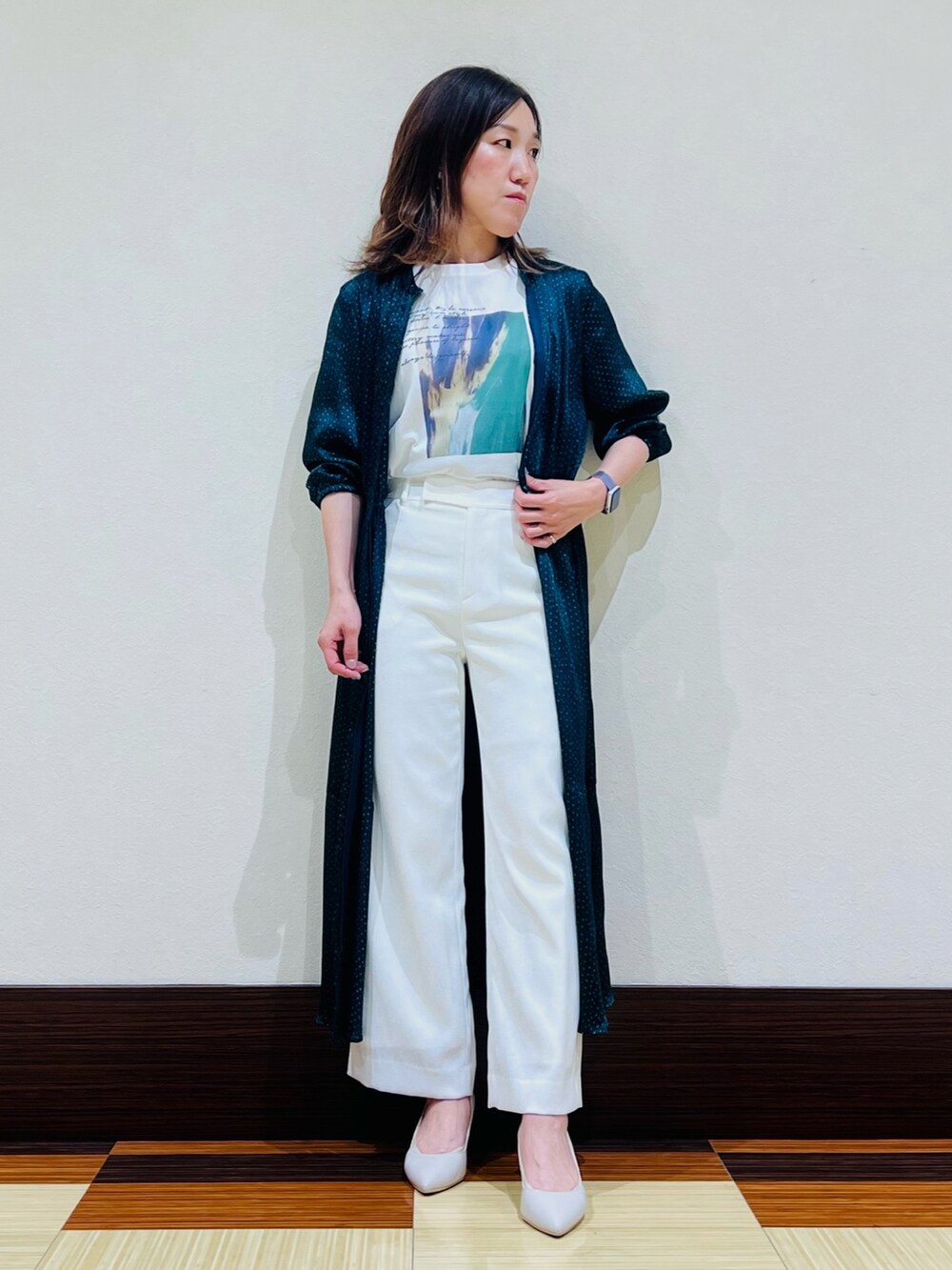 ホワイト系のTシャツ/カットソー、ブルー系のワンピース、ホワイト系のその他パンツを着用したレディースの夏コーディネートの2枚目の写真