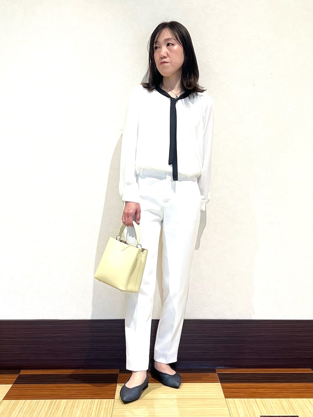 ホワイト系のシャツ/ブラウス、ホワイト系のその他パンツ、ベージュ系のショルダーバッグを着用したレディースの春コーディネートの4枚目の写真