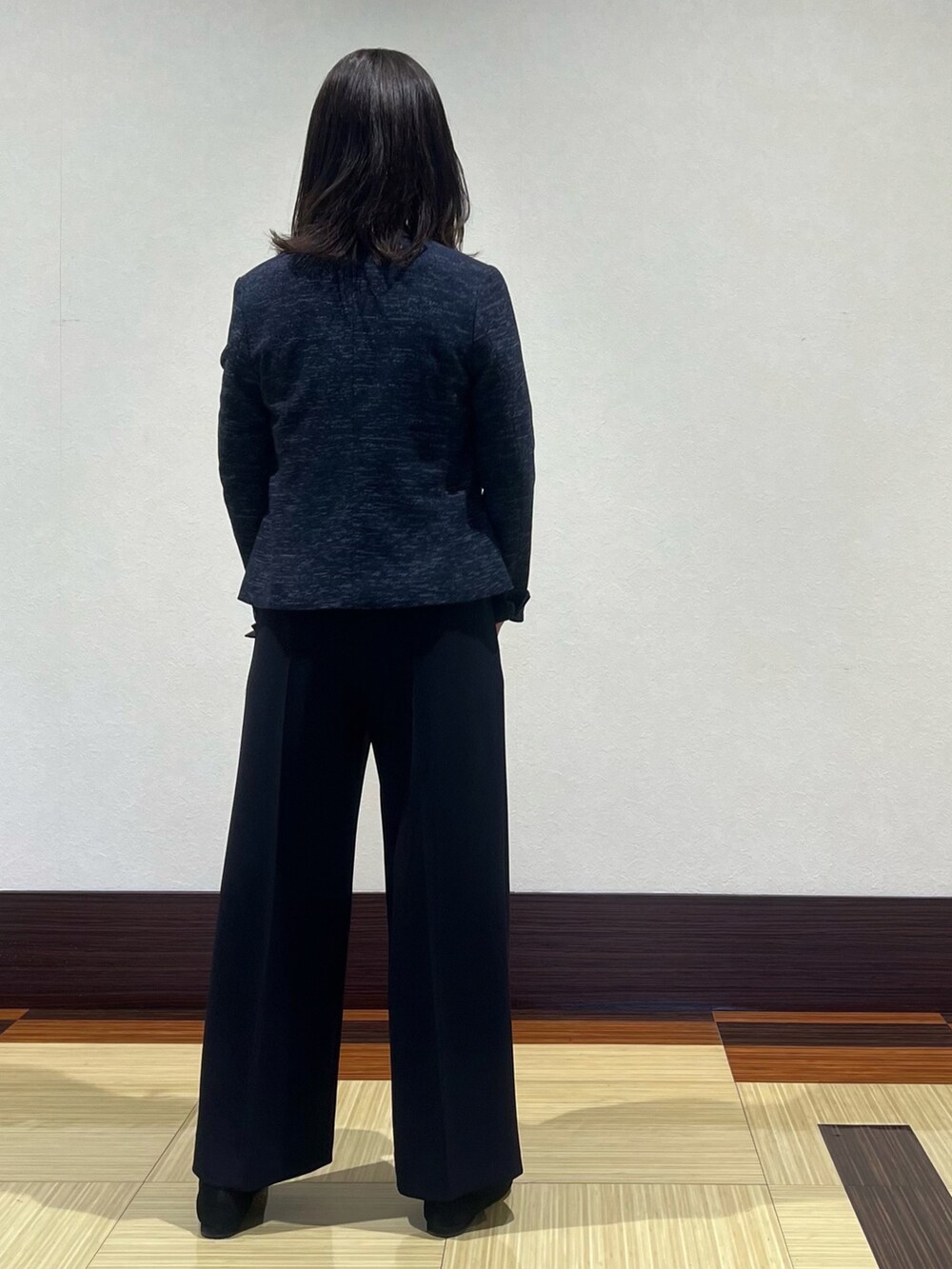 ブルー系のノーカラージャケット、ホワイト系のシャツ/ブラウス、ブルー系のその他パンツを着用したレディースの春コーディネートの5枚目の写真