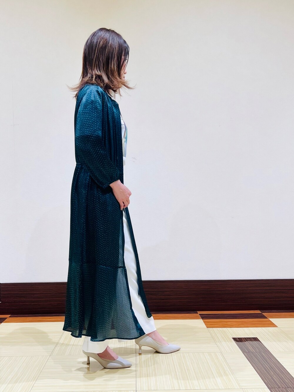 ホワイト系のTシャツ/カットソー、ブルー系のワンピース、ホワイト系のその他パンツを着用したレディースの夏コーディネートの4枚目の写真