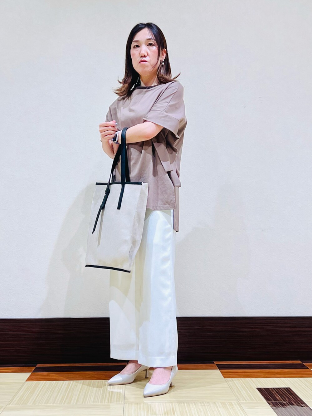 ブラウン系のTシャツ/カットソー、ホワイト系のその他パンツ、ブラック系のトートバッグを着用したレディースの夏コーディネートの3枚目の写真