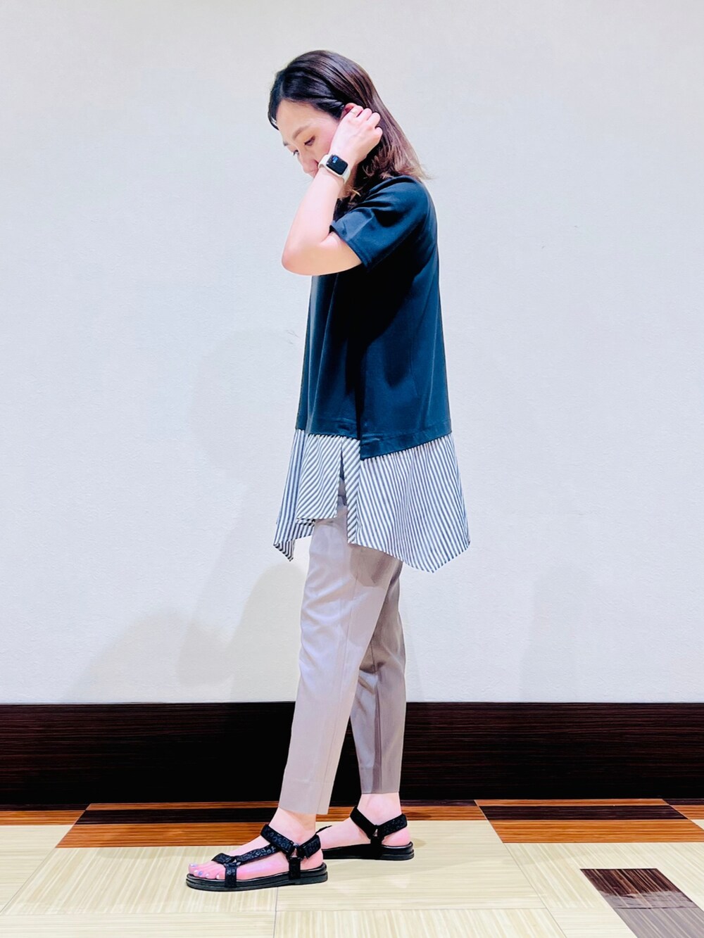 ブルー系のTシャツ/カットソー、ブラック系のサンダル、ブラウン系のその他パンツを着用したレディースの夏コーディネートの3枚目の写真