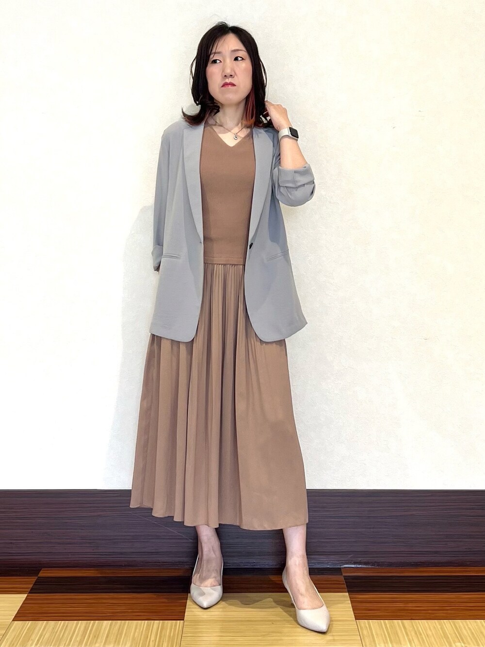 ベージュ系のワンピース、ベージュ系のスーツジャケット、ベージュ系のパンプスを着用したレディースの夏コーディネートの3枚目の写真