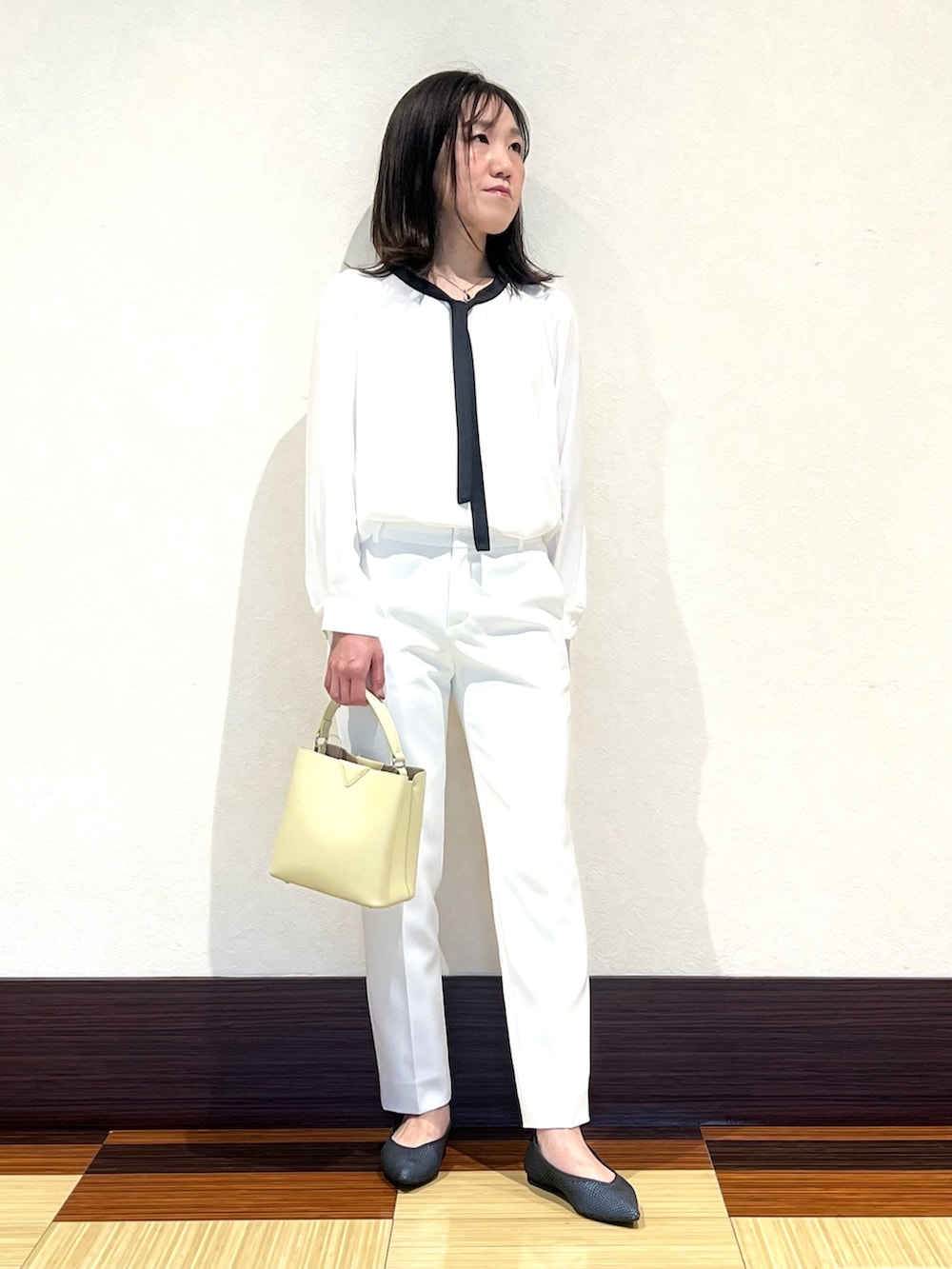 ホワイト系のシャツ/ブラウス、ホワイト系のその他パンツ、ベージュ系のショルダーバッグを着用したレディースの春コーディネートの2枚目の写真