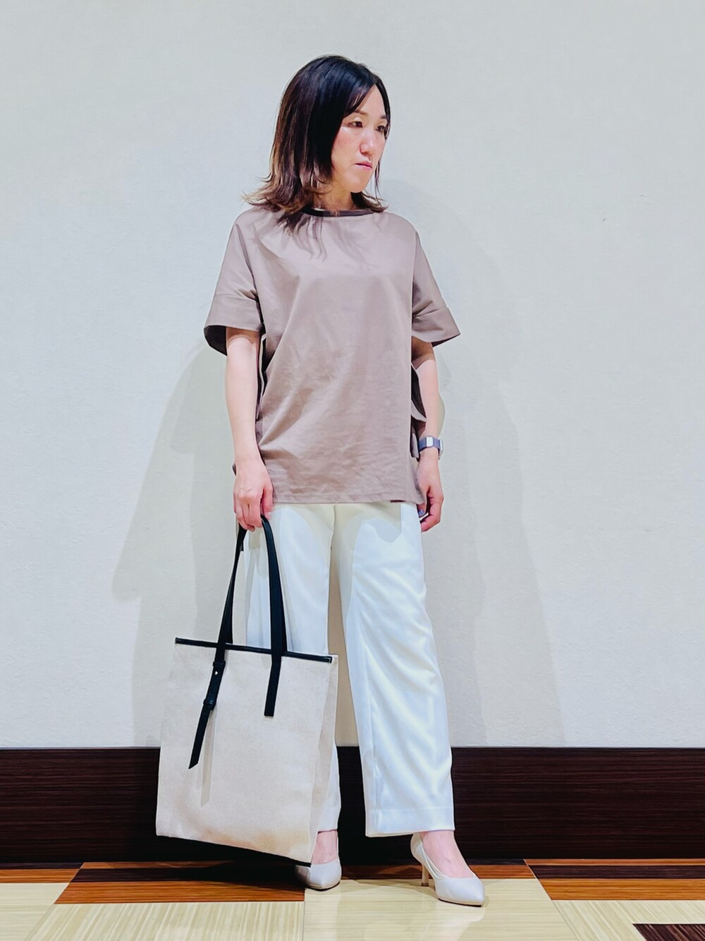 ブラウン系のTシャツ/カットソー、ホワイト系のその他パンツ、ブラック系のトートバッグを着用したレディースの夏コーディネートの2枚目の写真