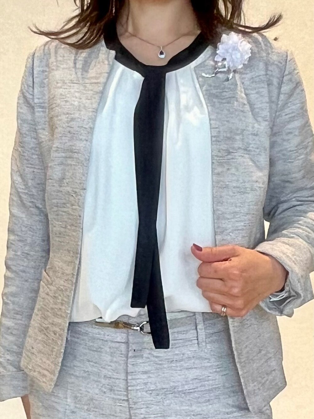 ブラック系のノーカラージャケット、ホワイト系のシャツ/ブラウス、ブラック系のその他パンツを着用したレディースの春コーディネートの4枚目の写真