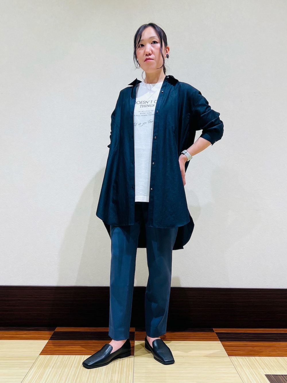 ブラック系のシャツ/ブラウス、ホワイト系のTシャツ/カットソー、グレー系のその他パンツを着用したレディースの秋コーディネートの2枚目の写真