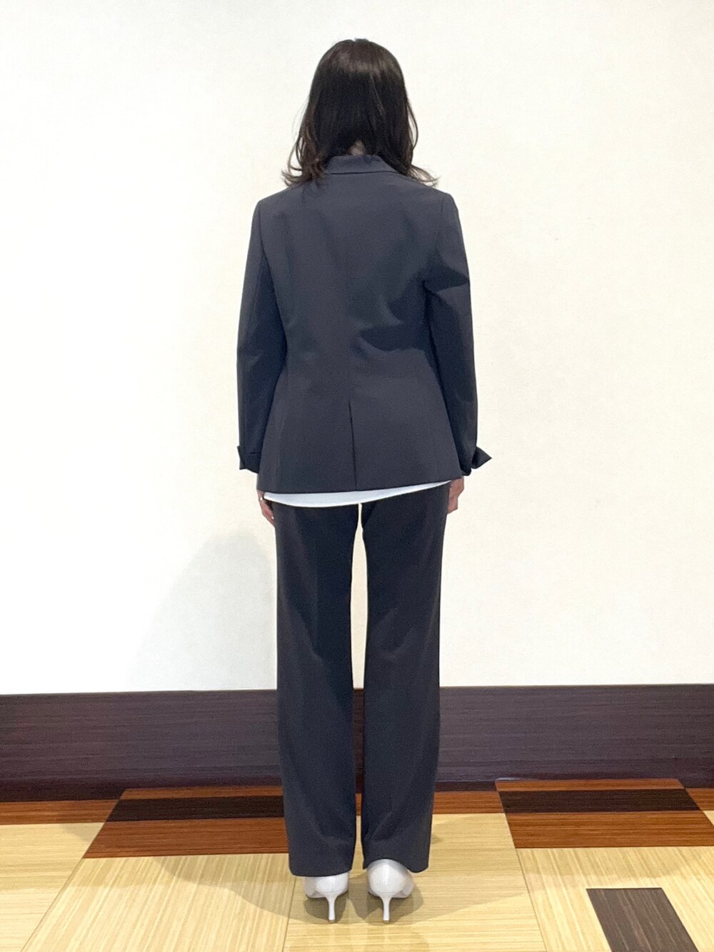 ホワイト系のTシャツ/カットソー、グレー系のスーツジャケット、グレー系のその他パンツを着用したレディースの秋コーディネートの5枚目の写真