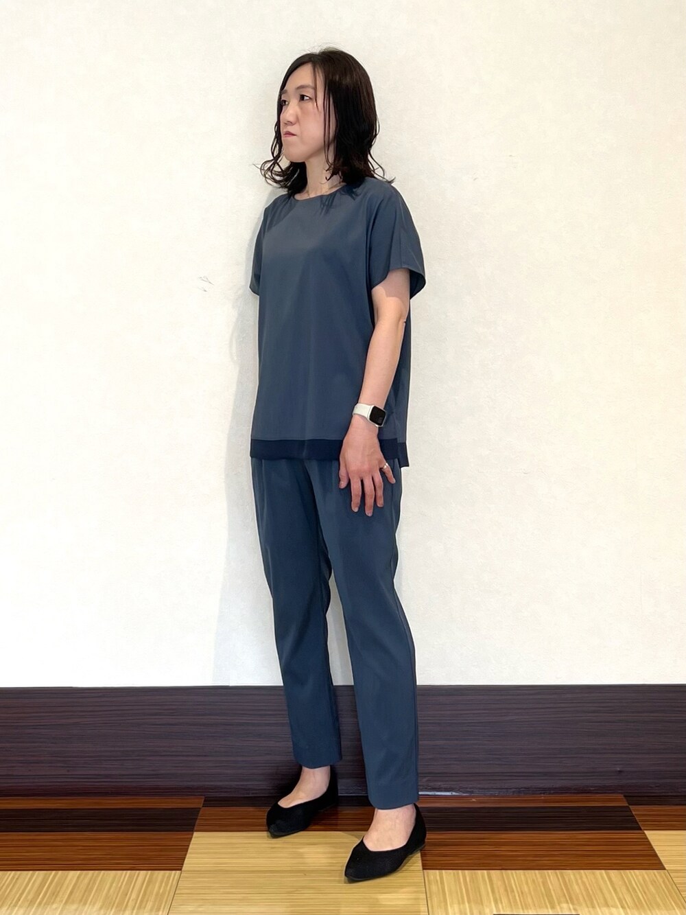 グレー系のシャツ/ブラウス、グレー系のその他パンツ、ブラック系のパンプスを着用したレディースの春コーディネートの4枚目の写真