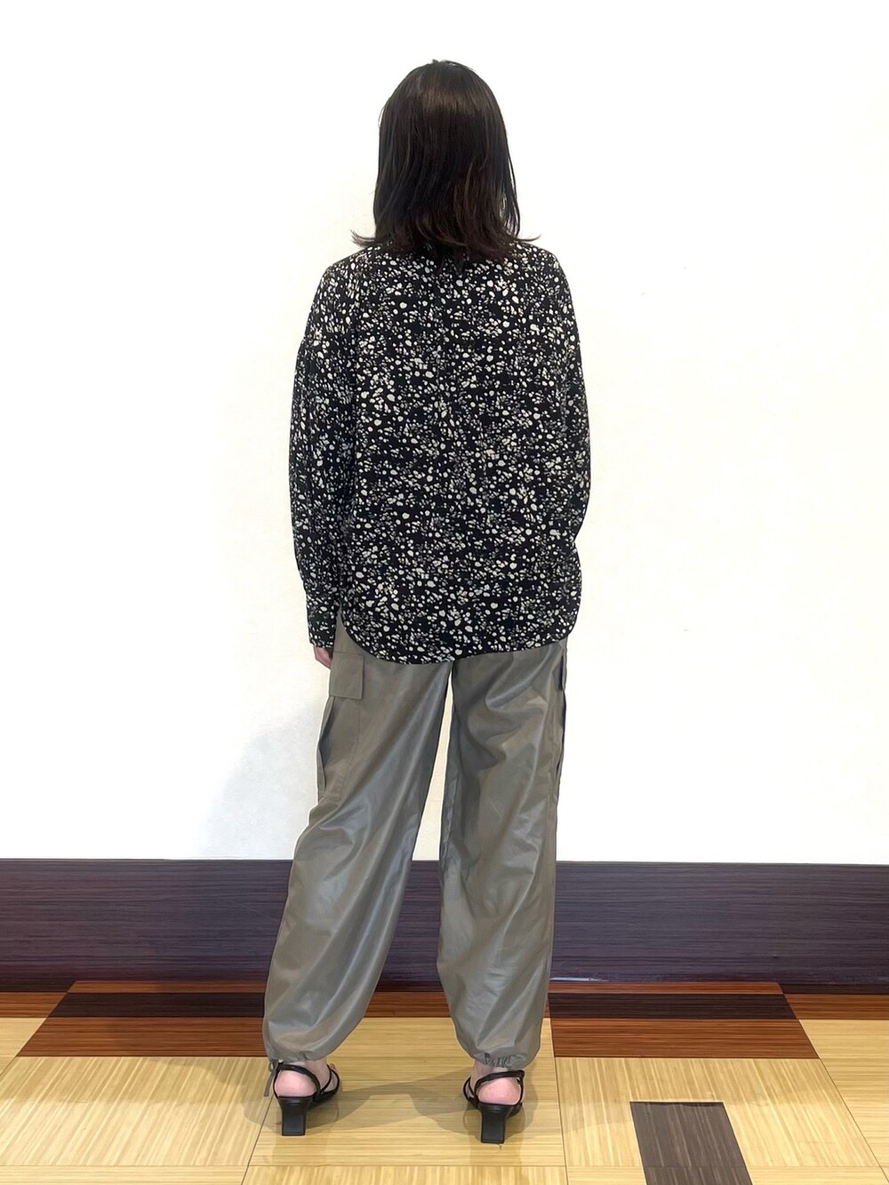 ブラック系のシャツ/ブラウス、グリーン系のその他パンツ、ブラック系のサンダルを着用したレディースの秋コーディネートの5枚目の写真