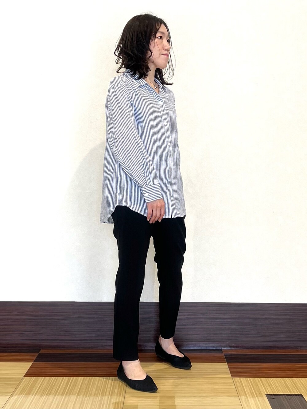 ホワイト系のシャツ/ブラウス、ブラック系のスーツパンツ、ブラック系のパンプスを着用したレディースの春コーディネートの3枚目の写真