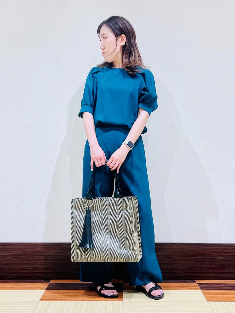 グリーン系のTシャツ/カットソー、グリーン系のその他パンツ、ブラック系のサンダルを着用したレディースの夏コーディネートの4枚目の写真