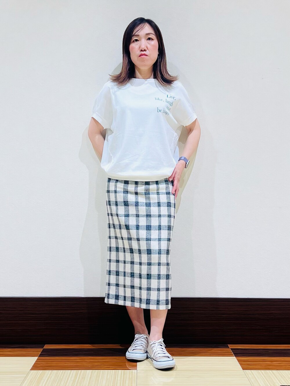 ホワイト系のTシャツ/カットソー、ブラック系のスカート、ホワイト系のシャツ/ブラウスを着用したレディースの春コーディネートの3枚目の写真