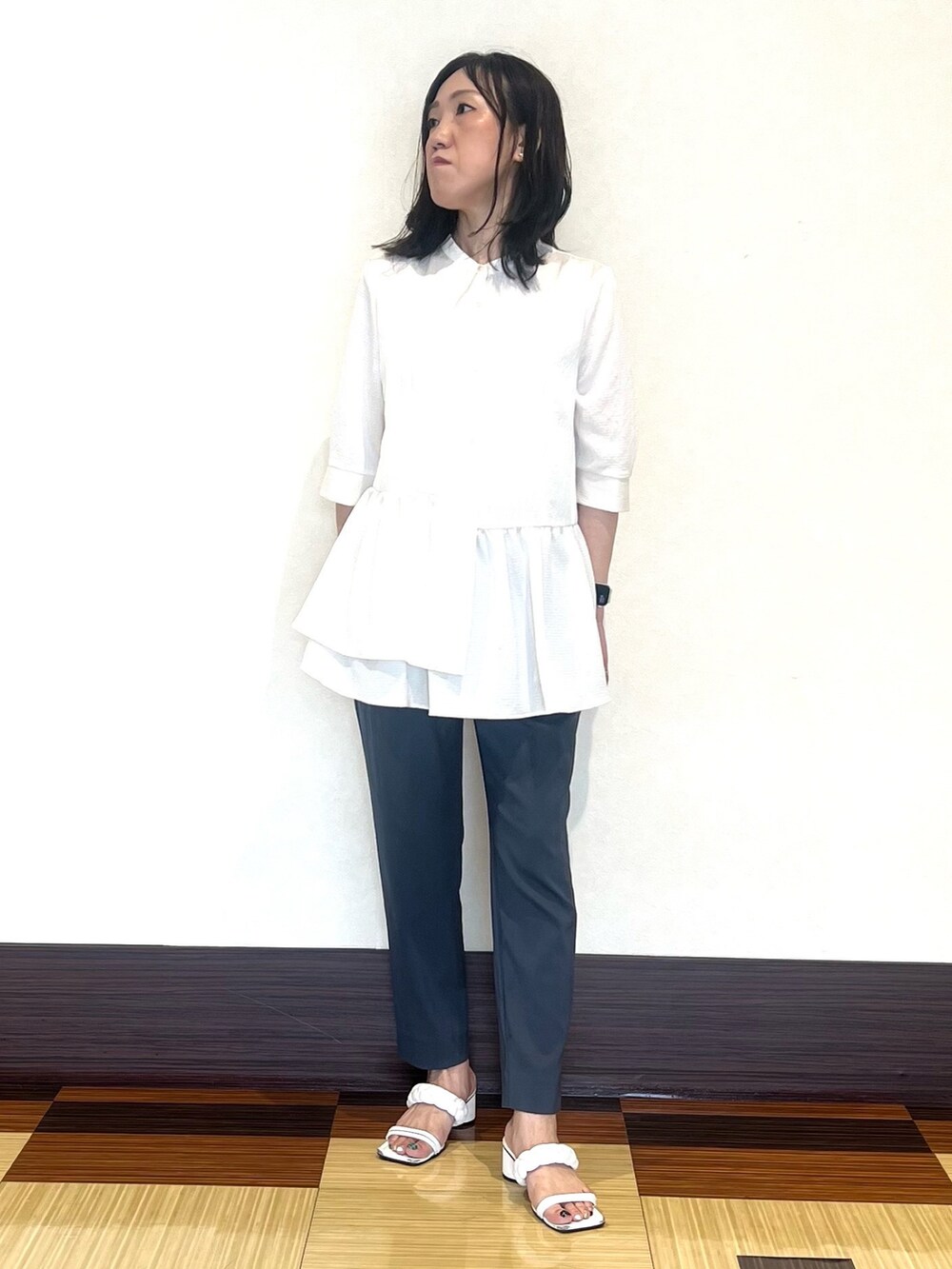 ホワイト系のシャツ/ブラウス、ブルー系のその他パンツ、ホワイト系のサンダルを着用したレディースの秋コーディネートの2枚目の写真