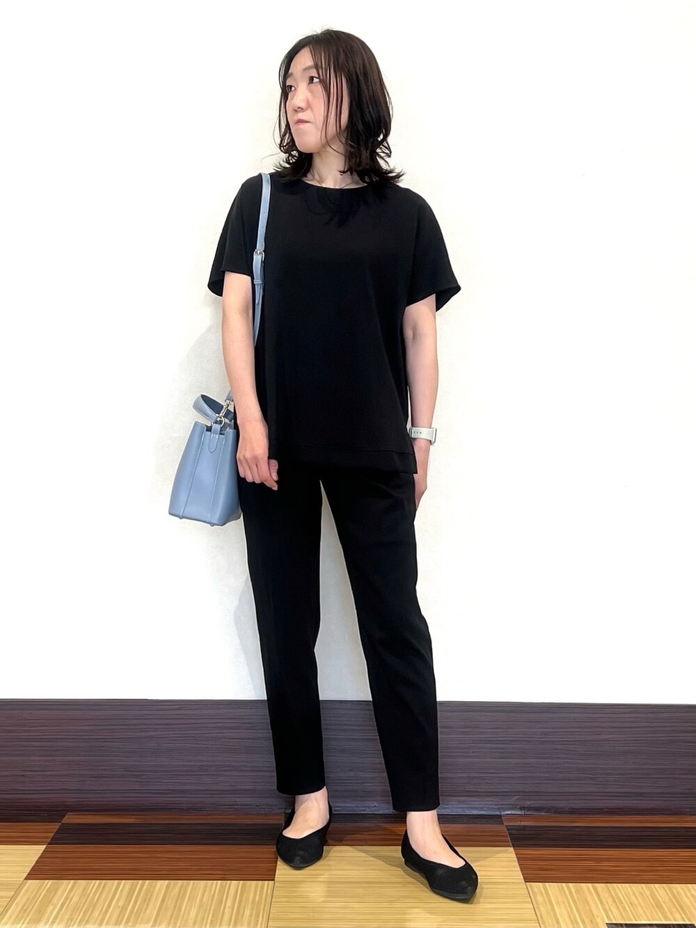 ブルー系のシャツ/ブラウス、ブルー系のその他パンツ、ベージュ系のショルダーバッグを着用したレディースの春コーディネートの3枚目の写真