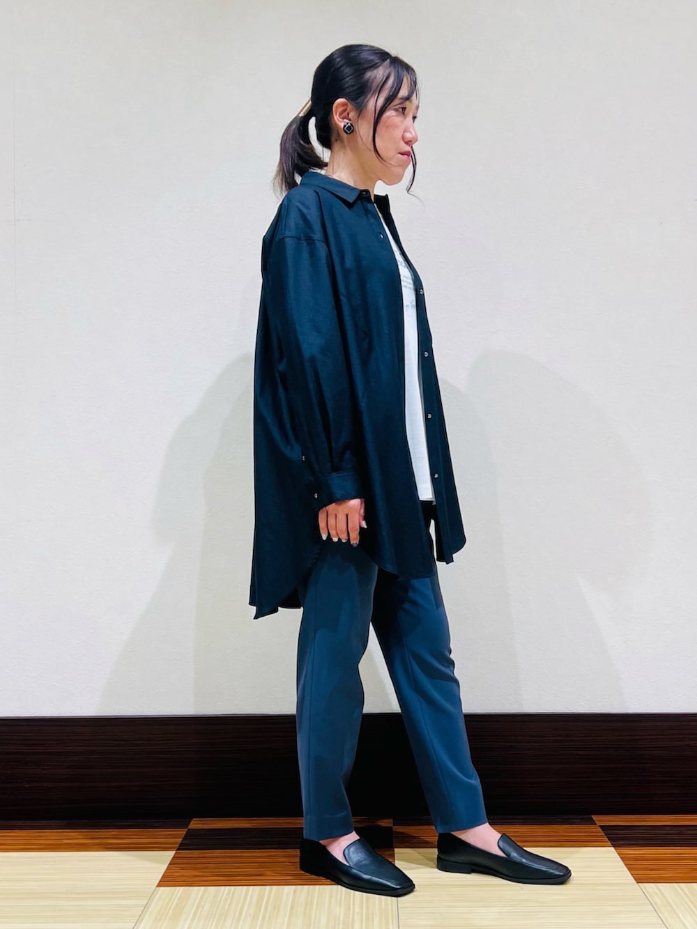 ブラック系のシャツ/ブラウス、ホワイト系のTシャツ/カットソー、グレー系のその他パンツを着用したレディースの秋コーディネートの4枚目の写真