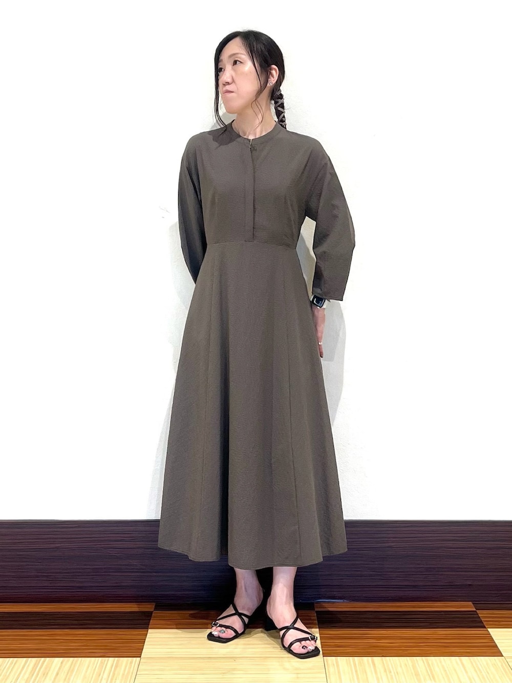 ブラック系のワンピース、ブラック系のサンダル、その他のその他を着用したレディースの秋コーディネートの5枚目の写真