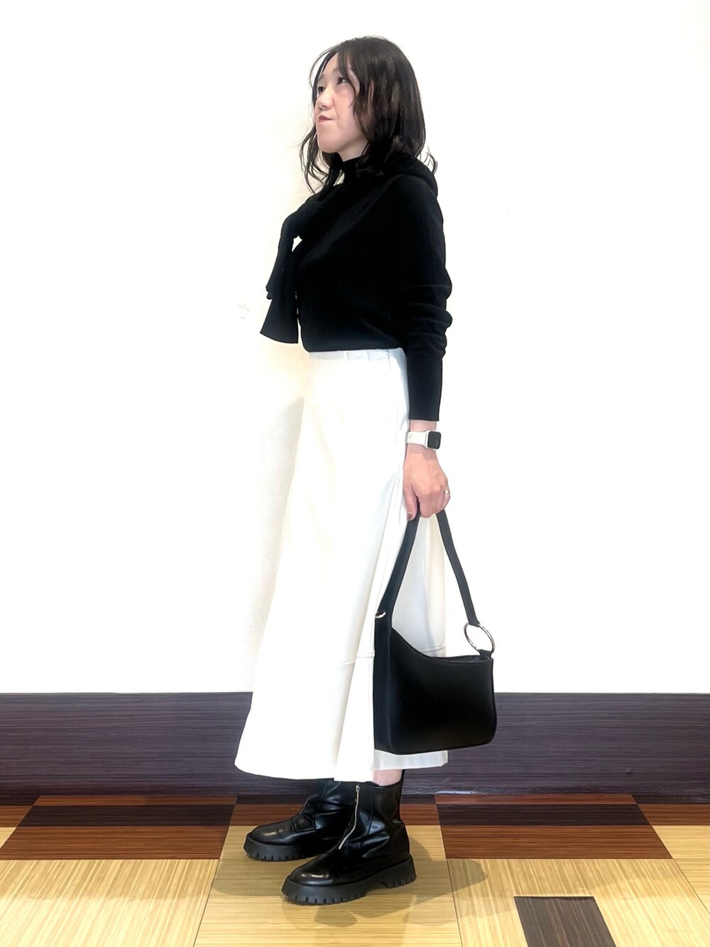 ブラック系のニット/セーター、ブラック系のニット/セーター、ブラック系のブーツを着用したレディースの秋コーディネートの4枚目の写真