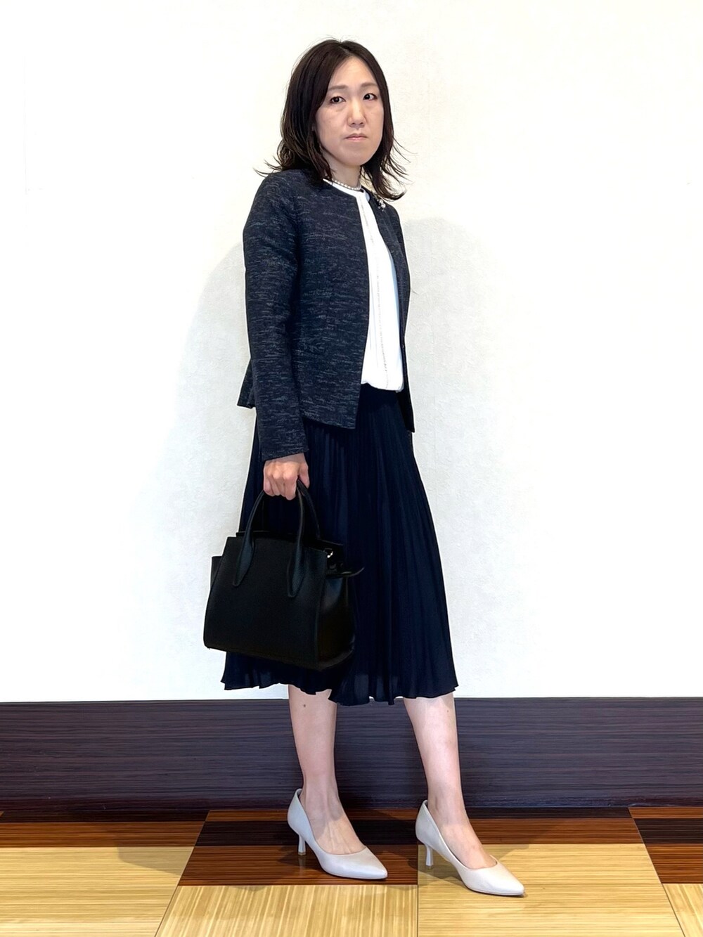 ホワイト系のシャツ/ブラウス、ブルー系のノーカラージャケット、ブルー系のスカートを着用したレディースの冬コーディネートの2枚目の写真