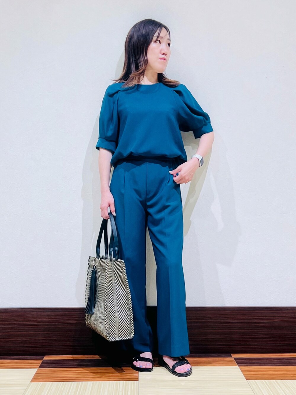 グリーン系のTシャツ/カットソー、グリーン系のその他パンツ、ブラック系のサンダルを着用したレディースの夏コーディネートの2枚目の写真