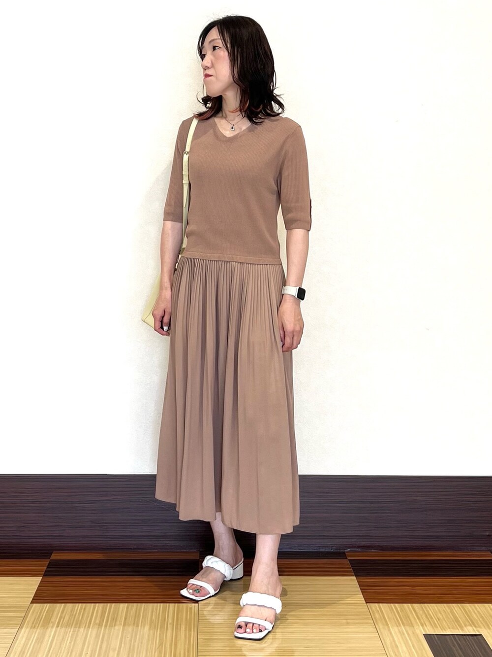 ベージュ系のワンピース、ベージュ系のスーツジャケット、ベージュ系のパンプスを着用したレディースの夏コーディネートの5枚目の写真