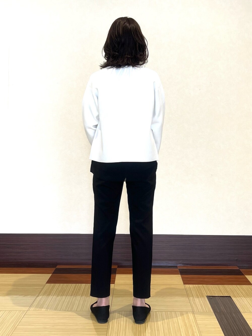 ホワイト系のカーディガン/ボレロ、ブルー系のシャツ/ブラウス、ブルー系のその他パンツを着用したレディースの春コーディネートの5枚目の写真