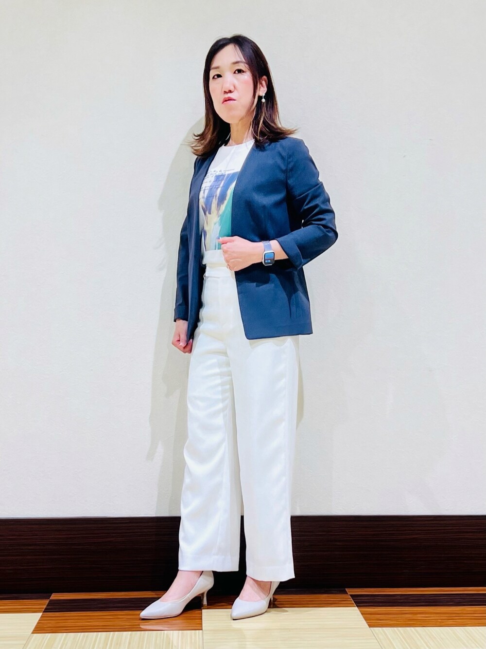 ホワイト系のTシャツ/カットソー、グレー系のノーカラージャケット、ホワイト系のその他パンツを着用したレディースの夏コーディネートの2枚目の写真