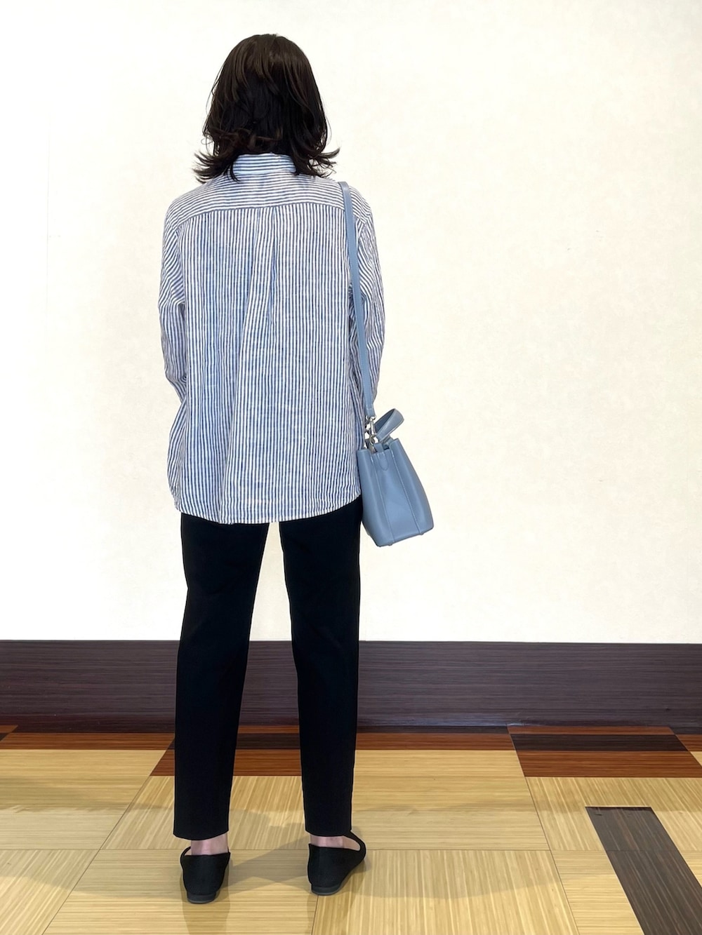 ホワイト系のシャツ/ブラウス、ブラック系のスーツパンツ、ブラック系のパンプスを着用したレディースの春コーディネートの5枚目の写真