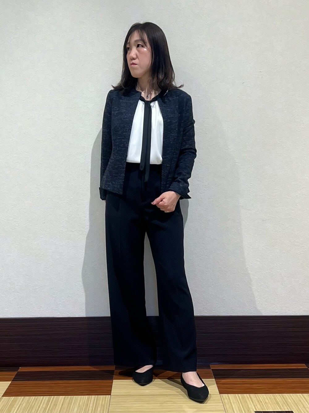 ブルー系のノーカラージャケット、ホワイト系のシャツ/ブラウス、ブルー系のその他パンツを着用したレディースの春コーディネートの3枚目の写真