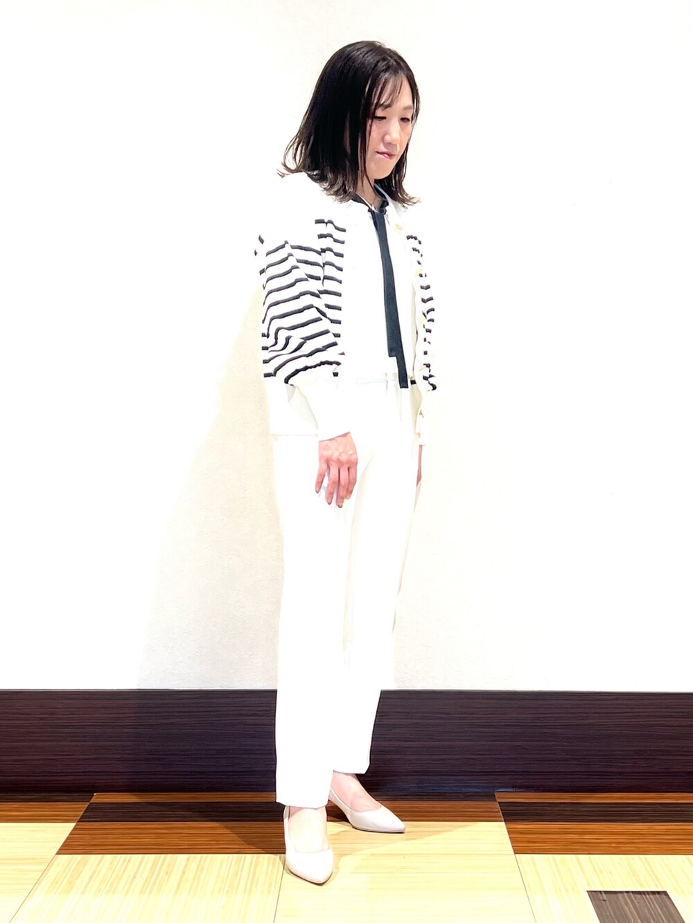 ホワイト系のシャツ/ブラウス、ホワイト系のカーディガン/ボレロ、ホワイト系のその他パンツを着用したレディースの春コーディネートの2枚目の写真