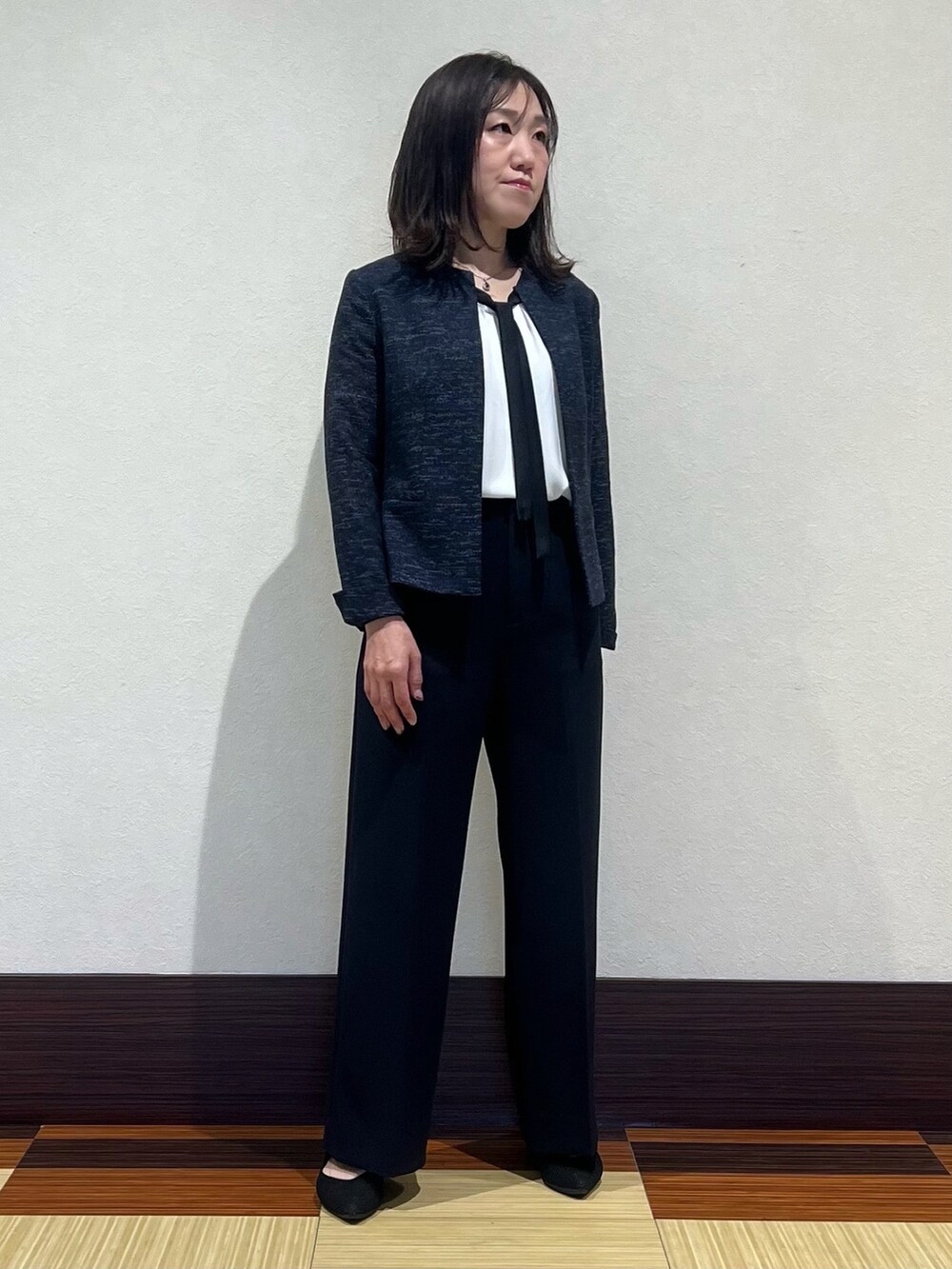 ブルー系のノーカラージャケット、ホワイト系のシャツ/ブラウス、ブルー系のその他パンツを着用したレディースの春コーディネートの2枚目の写真