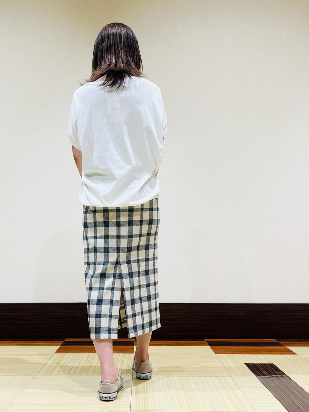 ホワイト系のTシャツ/カットソー、ブラック系のスカート、ホワイト系のシャツ/ブラウスを着用したレディースの春コーディネートの4枚目の写真