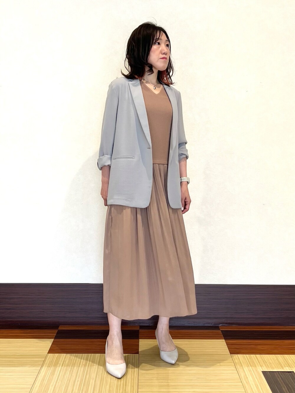 ベージュ系のワンピース、ベージュ系のスーツジャケット、ベージュ系のパンプスを着用したレディースの夏コーディネートの2枚目の写真