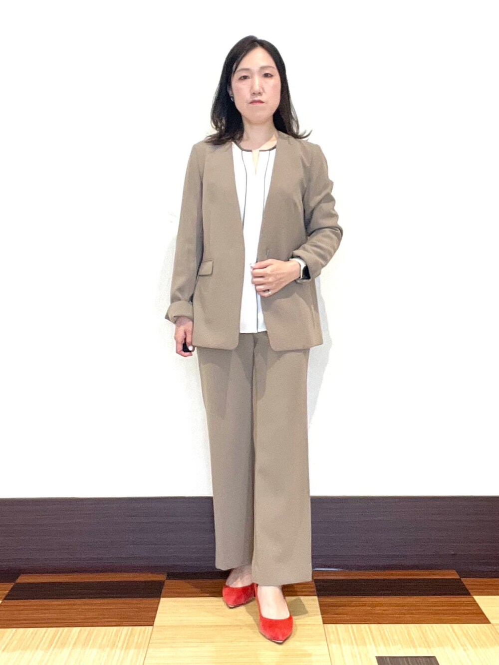 ホワイト系のシャツ/ブラウス、ベージュ系のその他パンツ、ベージュ系のスーツジャケットを着用したレディースの秋コーディネートの2枚目の写真