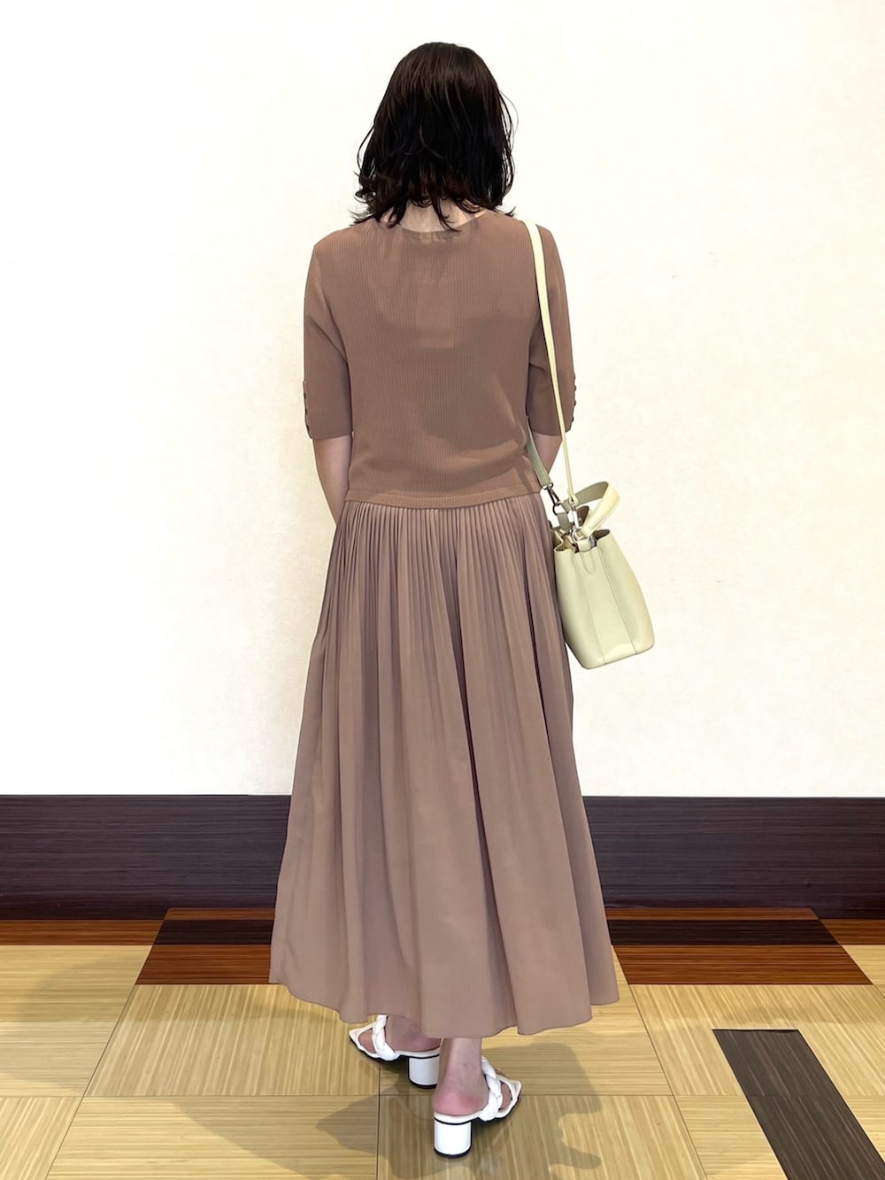 ベージュ系のワンピース、イエロー系のショルダーバッグ、ホワイト系のサンダルを着用したレディースの夏コーディネートの5枚目の写真