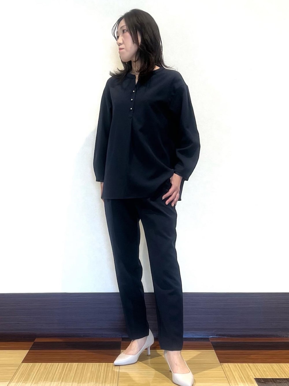 ブルー系のシャツ/ブラウス、ブルー系のその他パンツ、ベージュ系のパンプスを着用したレディースの冬コーディネートの3枚目の写真