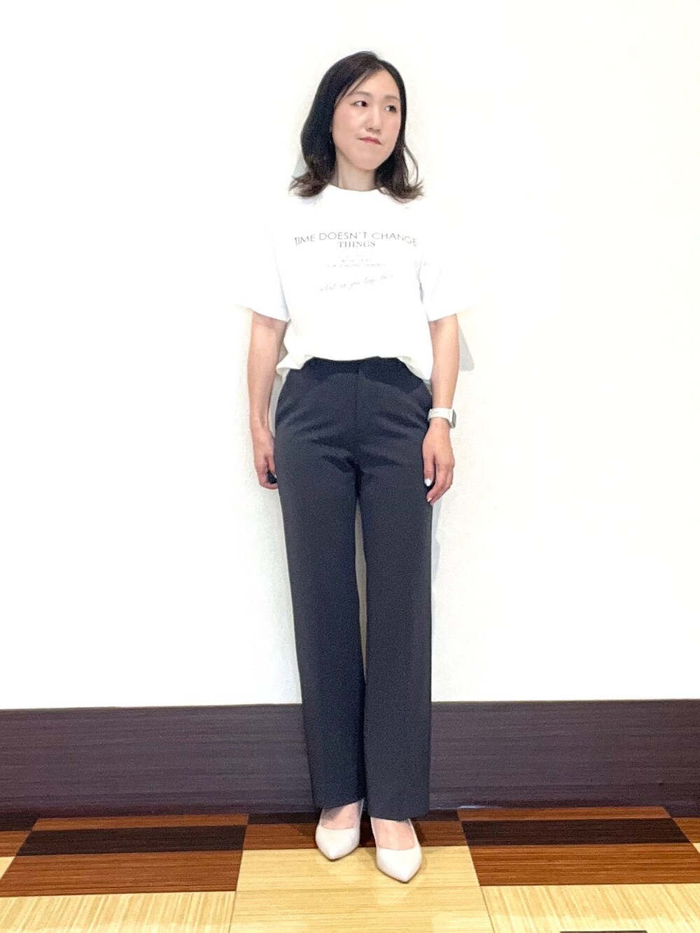 ホワイト系のTシャツ/カットソー、グレー系のスーツジャケット、グレー系のその他パンツを着用したレディースの秋コーディネートの4枚目の写真